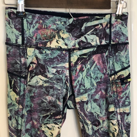 Lululemon Iridescent Multi Run Inspire Crop leggings floral size 4 running - Picture 6 of 13
